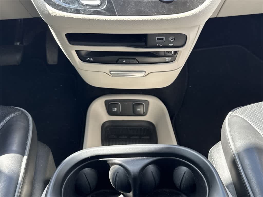 Thumbnail: 2017 Chrysler Pacifica - 18
