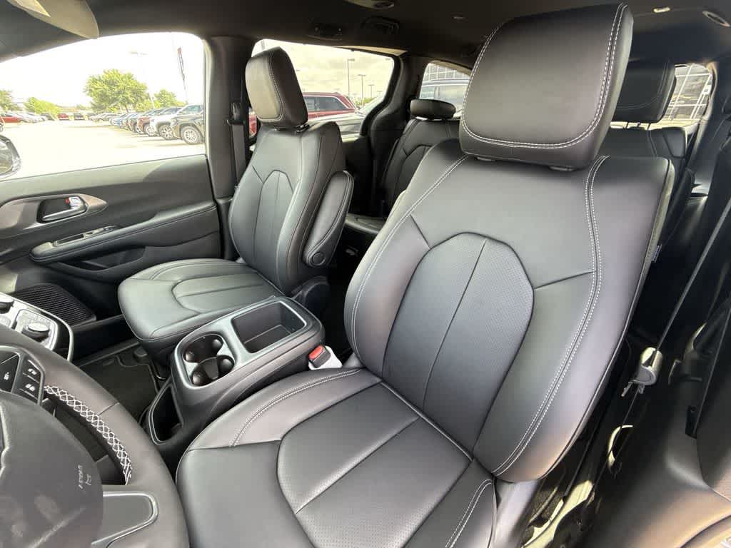 Thumbnail: 2025 Chrysler Pacifica - 10