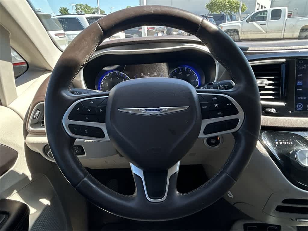 2017 Chrysler Pacifica Touring-L 18