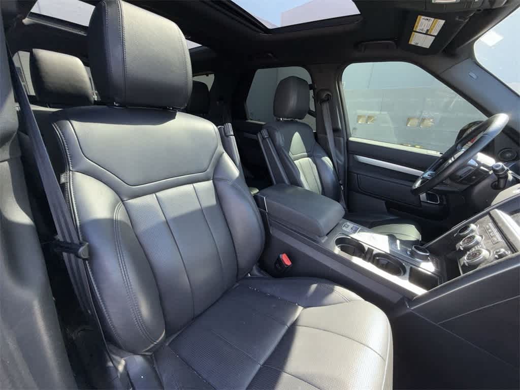 Thumbnail: 2020 Land Rover Discovery - 14