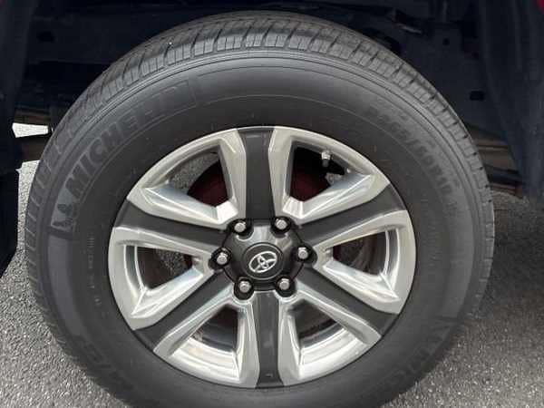 Thumbnail: 2019 Toyota Tacoma - 9