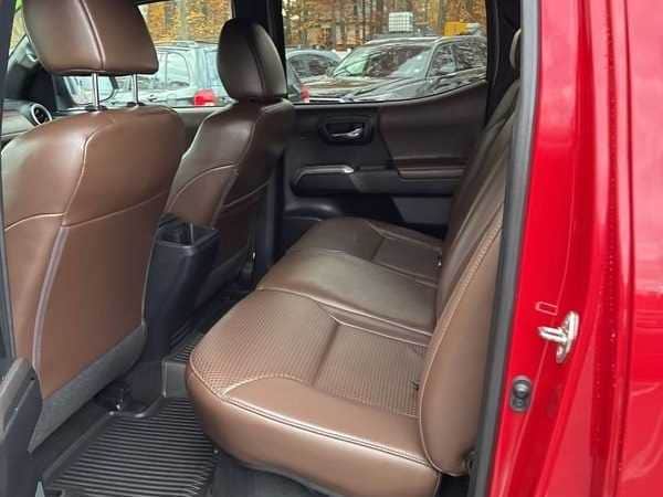 Thumbnail: 2019 Toyota Tacoma - 15