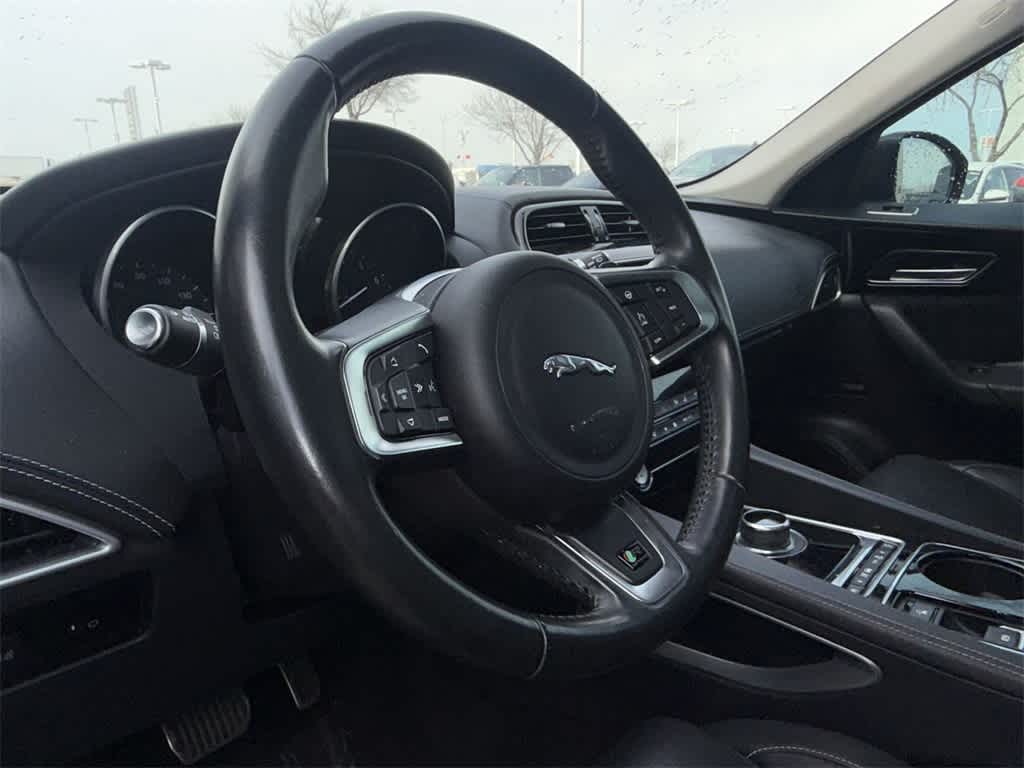 Thumbnail: 2017 Jaguar F-Pace - 2