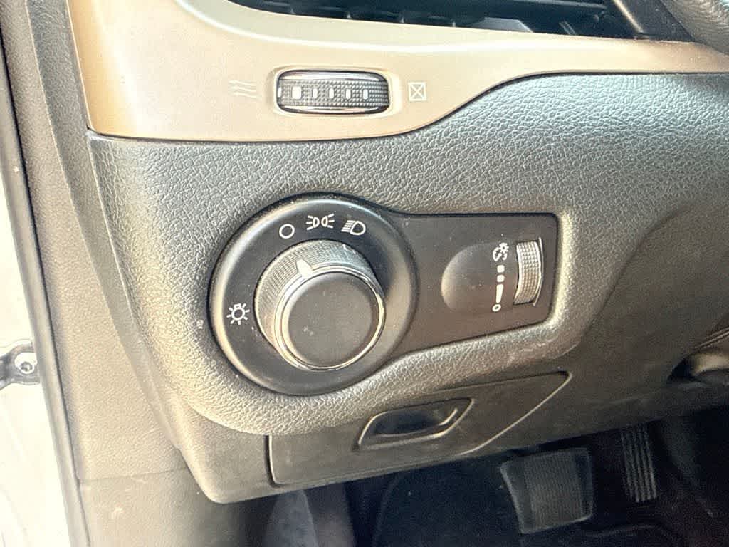 Thumbnail: 2016 Jeep Cherokee - 19