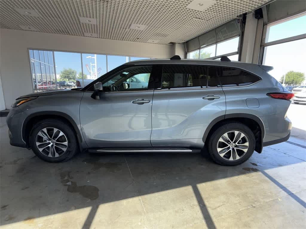 2022 Toyota Highlander XLE photo 3