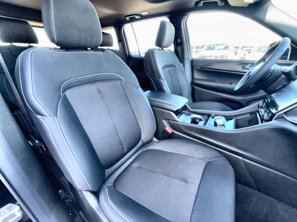 Thumbnail: 2026 Jeep Grand Cherokee - 14