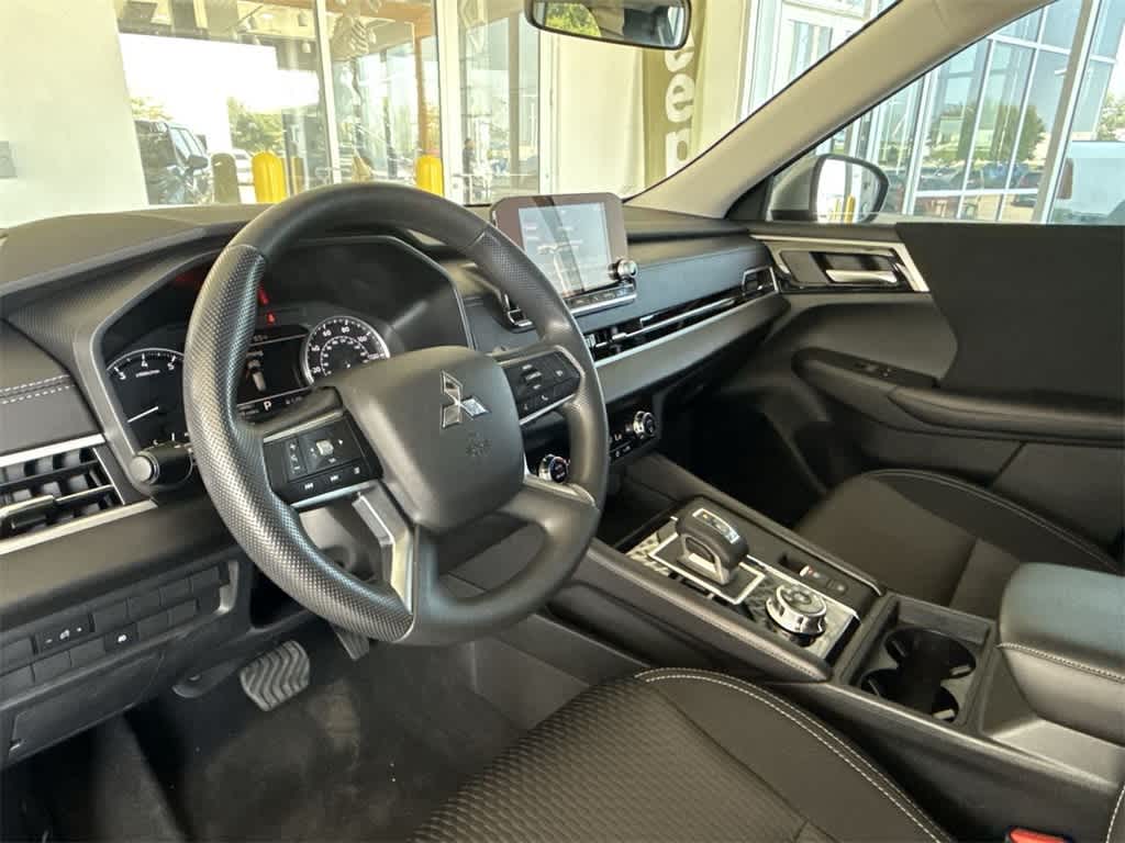 2024 Mitsubishi Outlander ES photo 2