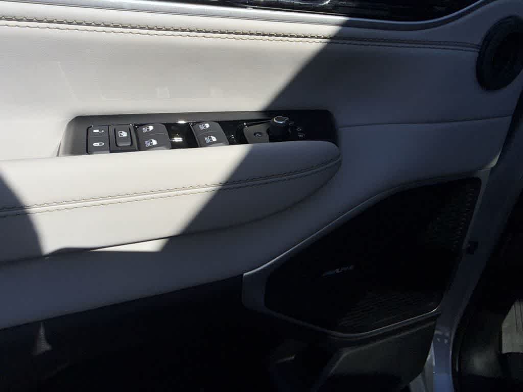 Thumbnail: 2026 Jeep Grand Wagoneer - 25