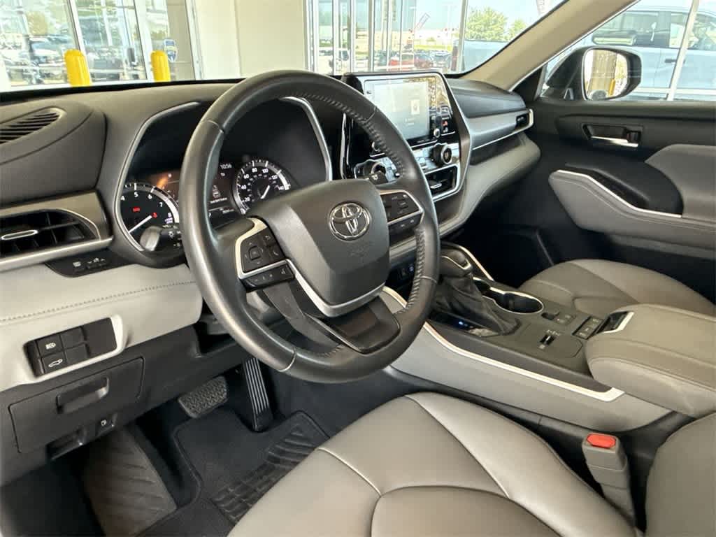 2022 Toyota Highlander XLE photo 2
