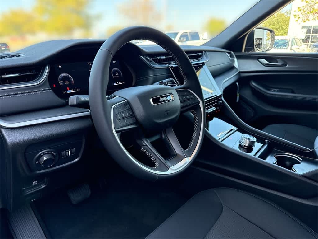 2025 Jeep Grand Cherokee Laredo photo 2