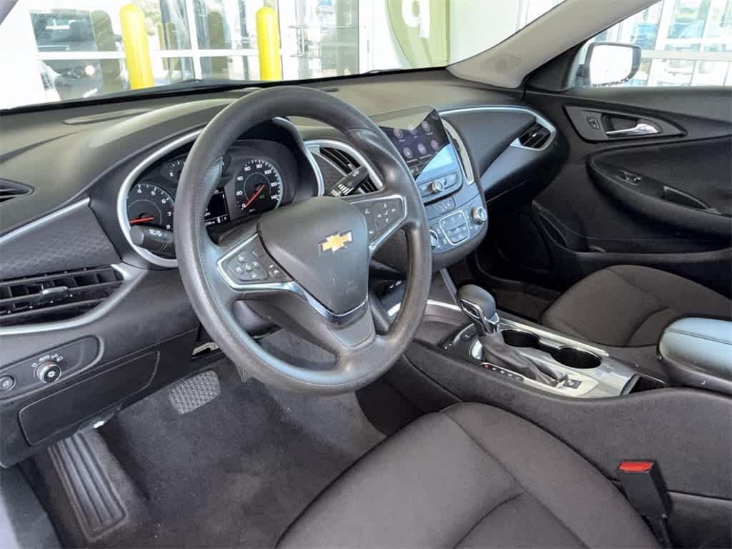 2024 Chevrolet Malibu 1LT photo 2