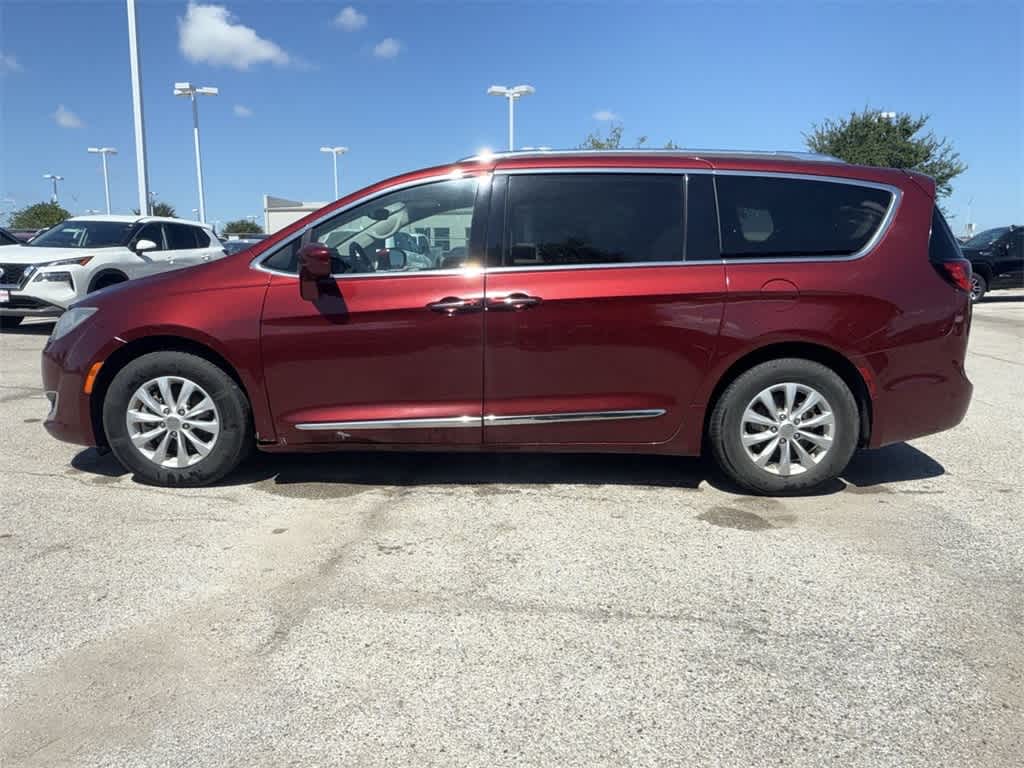 Thumbnail: 2018 Chrysler Pacifica - 3