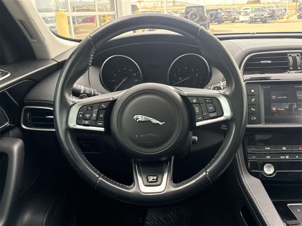 Thumbnail: 2017 Jaguar F-Pace - 16