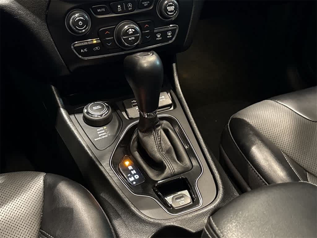 Thumbnail: 2022 Jeep Cherokee - 17