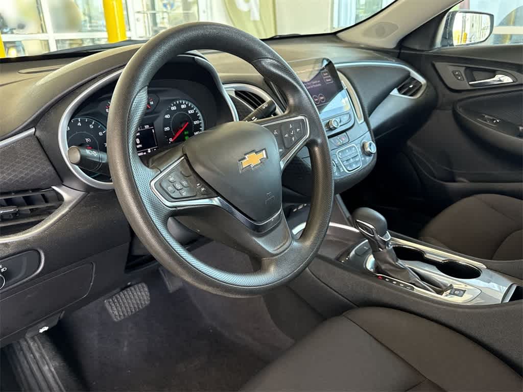 2023 Chevrolet Malibu 1LT photo 2