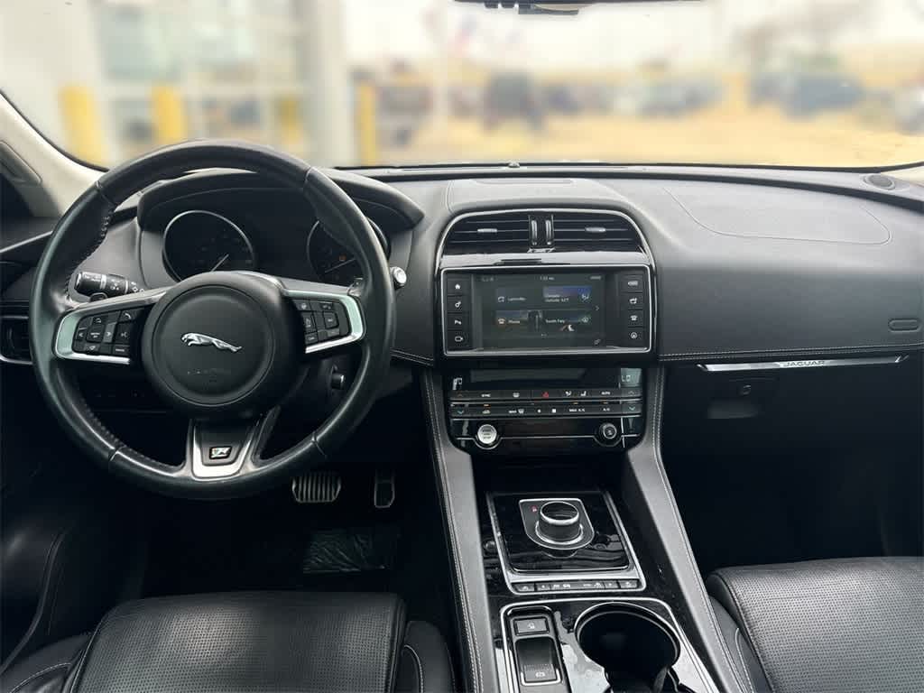 Thumbnail: 2017 Jaguar F-Pace - 13