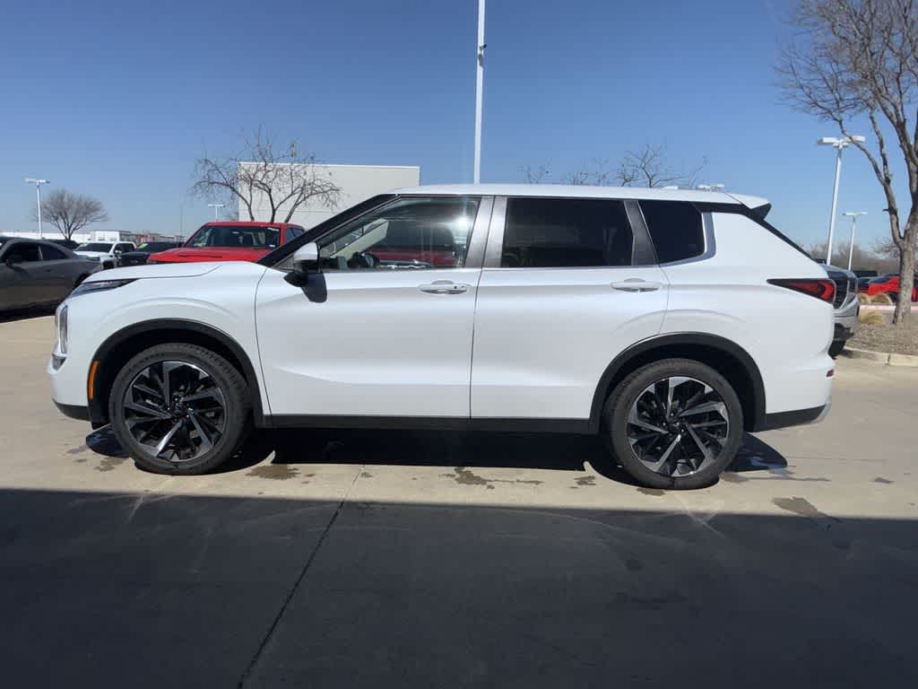 Thumbnail: 2024 Mitsubishi Outlander - 3