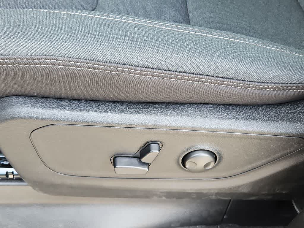 Thumbnail: 2026 RAM 1500 - 18