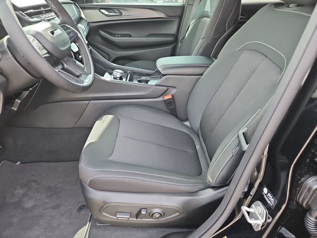 Thumbnail: 2026 Jeep Grand Cherokee - 16