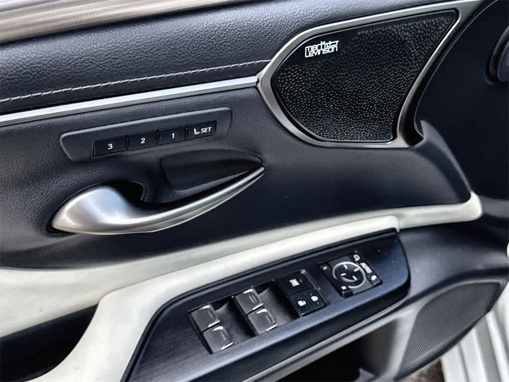 Thumbnail: 2021 Lexus ES - 23