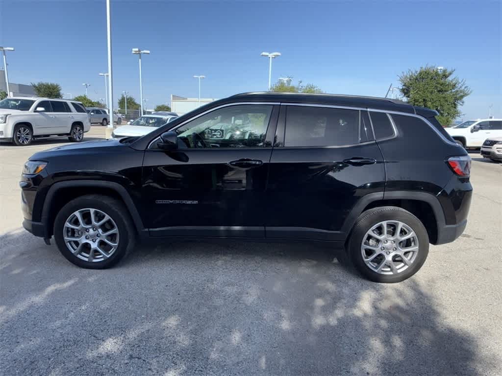 2022 Jeep Compass Latitude Lux photo 3
