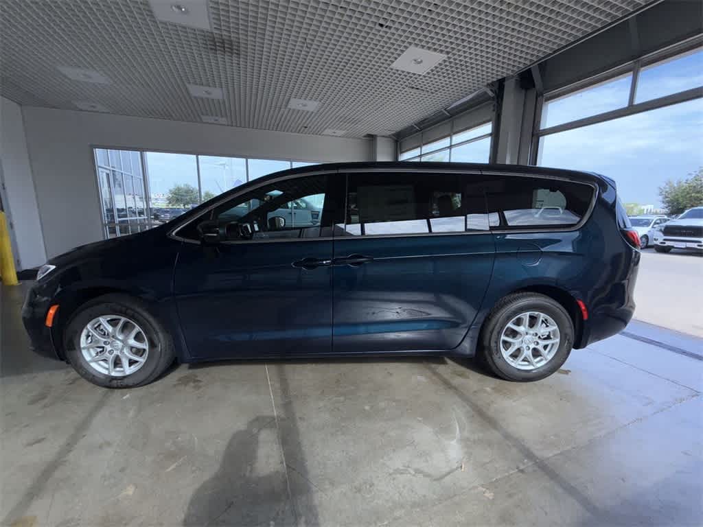 Thumbnail: 2025 Chrysler Pacifica - 3
