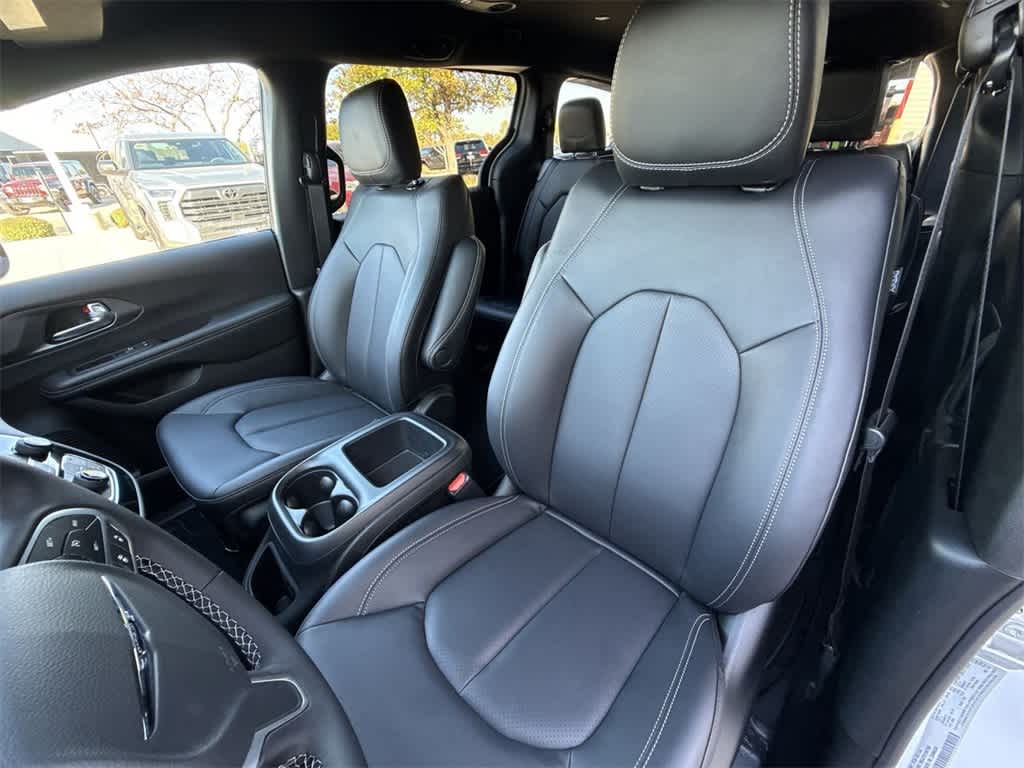 Thumbnail: 2026 Chrysler Pacifica - 9