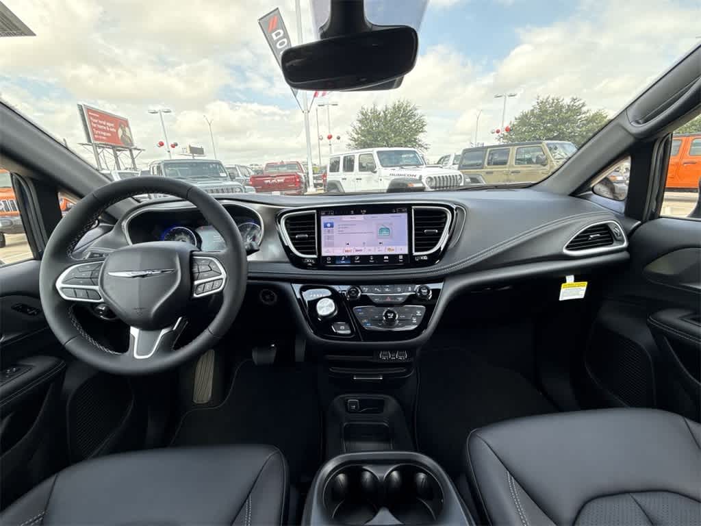 Thumbnail: 2025 Chrysler Pacifica - 15