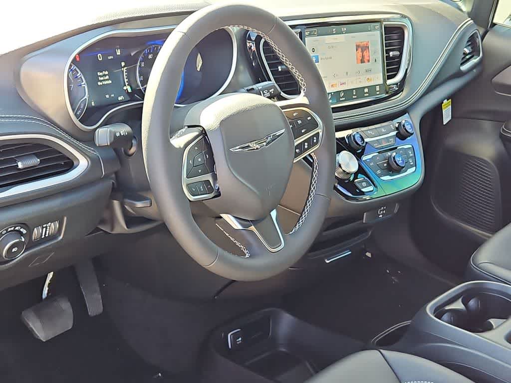 Thumbnail: 2026 Chrysler Pacifica - 4