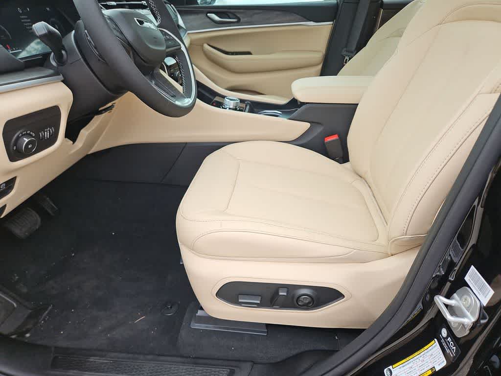 Thumbnail: 2025 Jeep Grand Cherokee L - 17