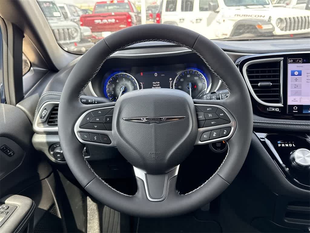 Thumbnail: 2025 Chrysler Pacifica - 18