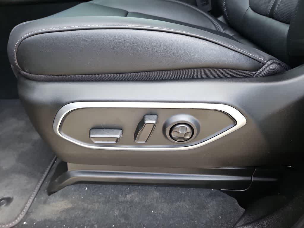 Thumbnail: 2026 Jeep Grand Wagoneer - 17