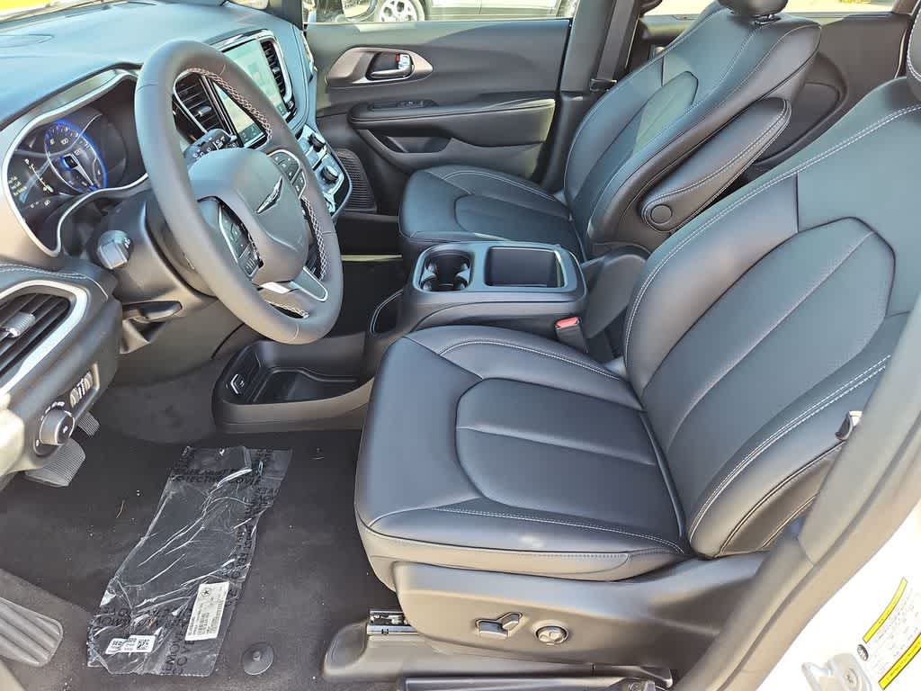 Thumbnail: 2026 Chrysler Pacifica - 7