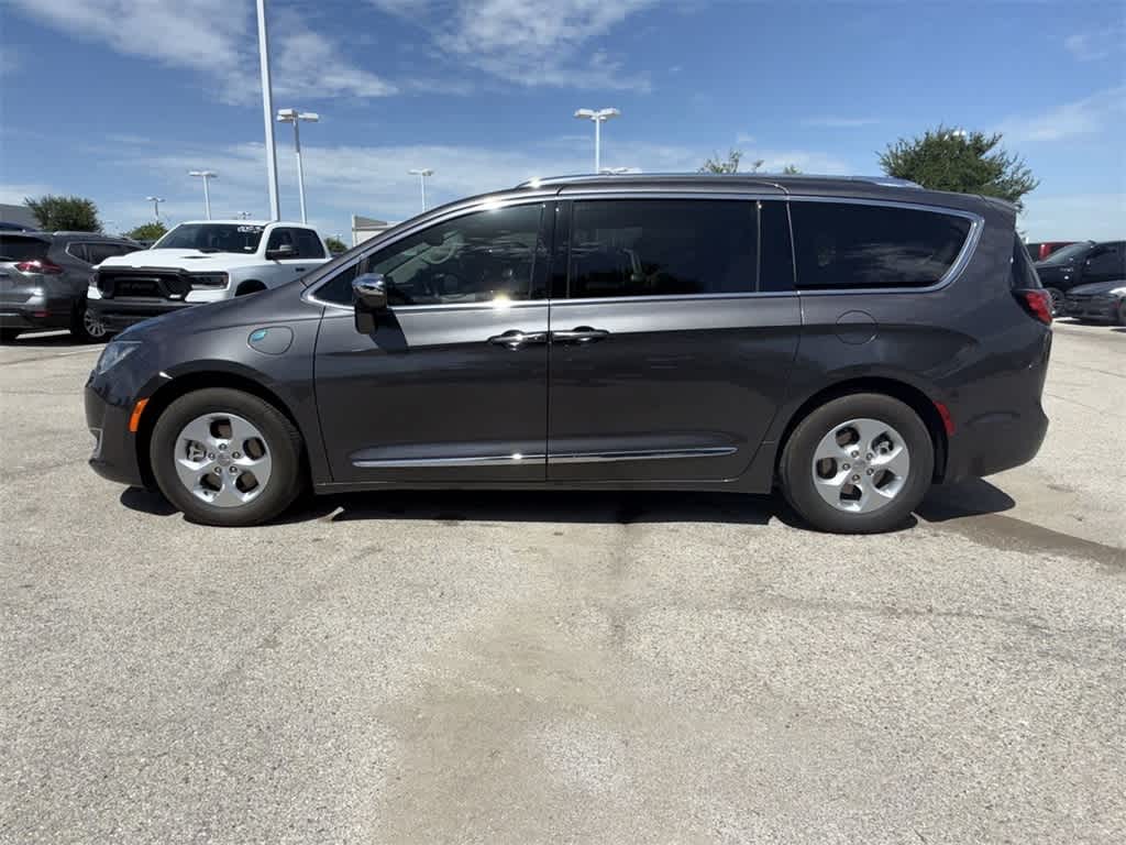 Thumbnail: 2017 Chrysler Pacifica - 3