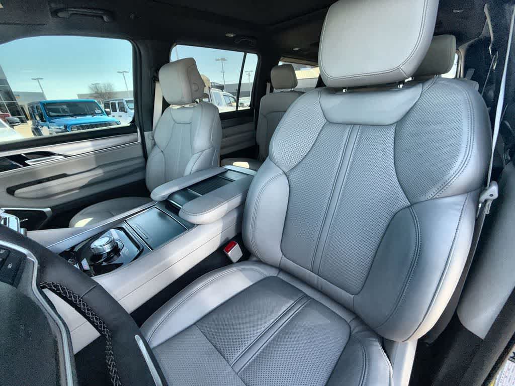 Thumbnail: 2026 Jeep Grand Wagoneer - 11