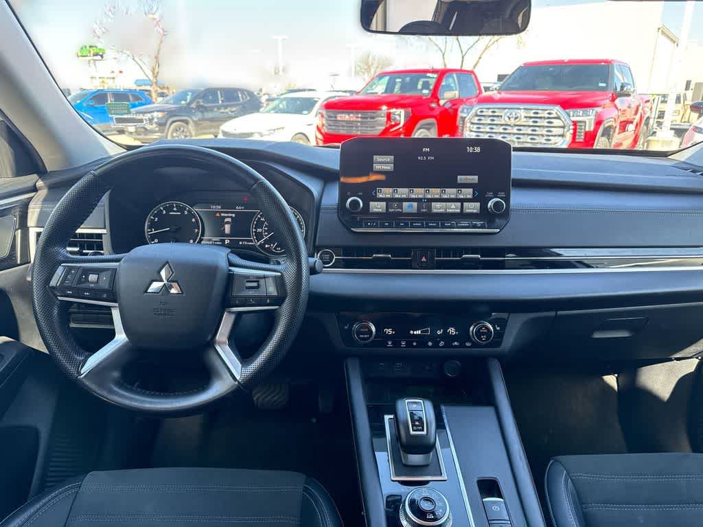 Thumbnail: 2024 Mitsubishi Outlander - 15