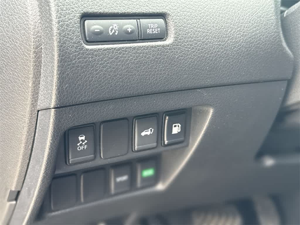 2018 Nissan Rogue SV 14