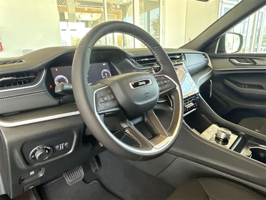 2025 Jeep Grand Cherokee Laredo X photo 2