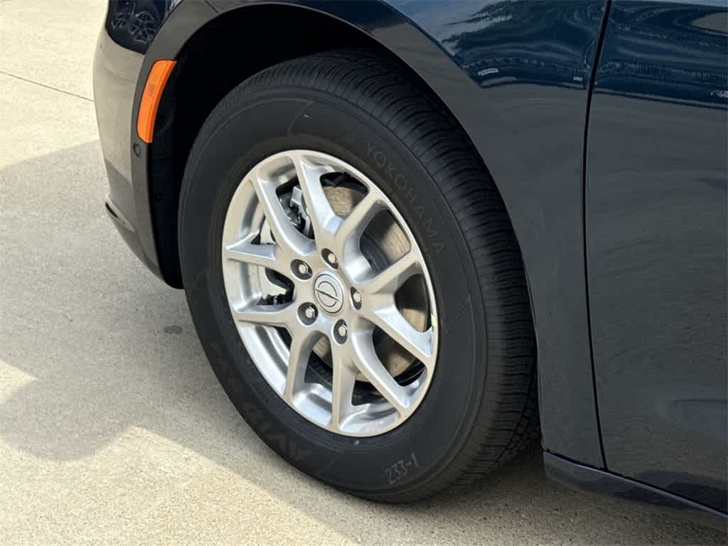 Thumbnail: 2025 Chrysler Pacifica - 8