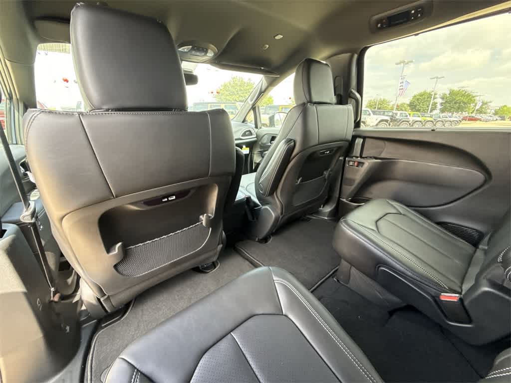 Thumbnail: 2025 Chrysler Pacifica - 11