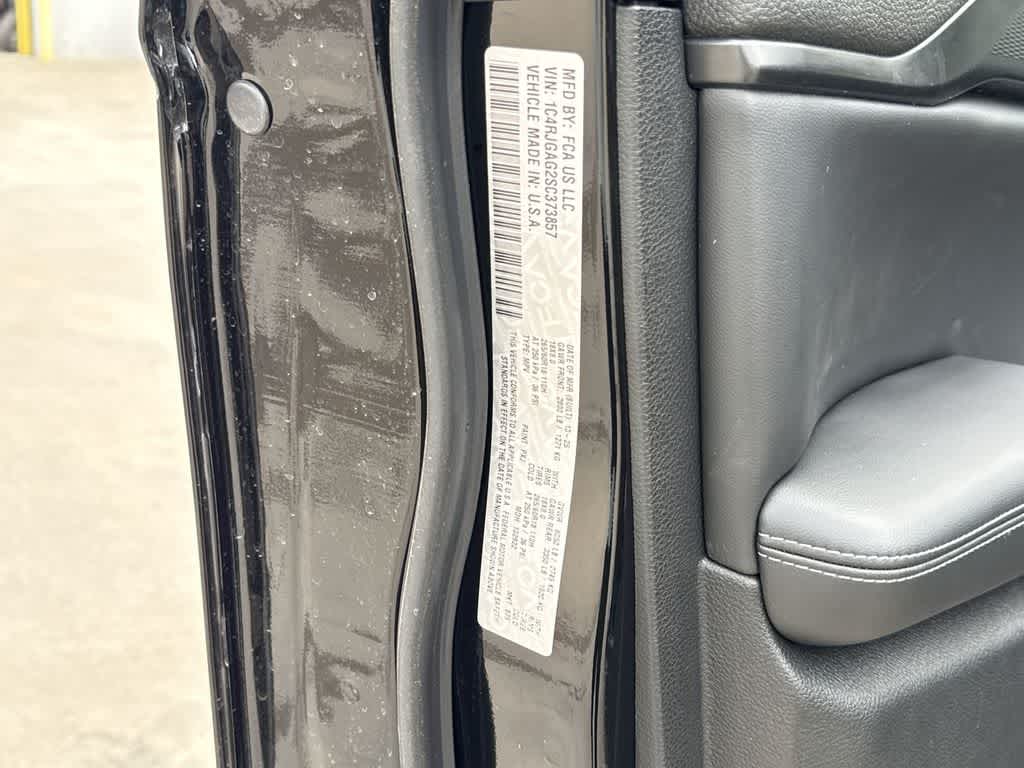 Thumbnail: 2025 Jeep Grand Cherokee - 25