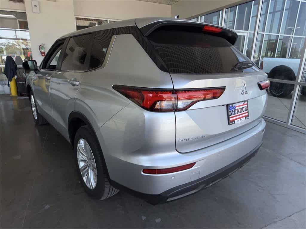 2024 Mitsubishi Outlander ES photo 4