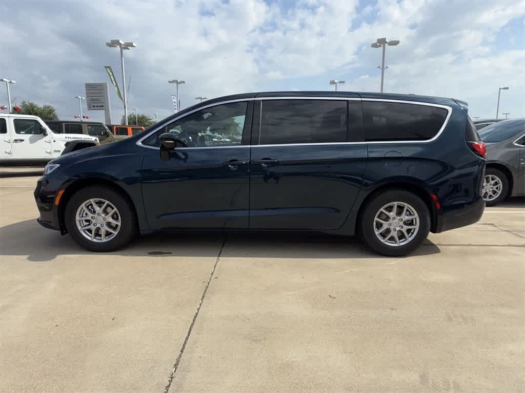 Thumbnail: 2025 Chrysler Pacifica - 3