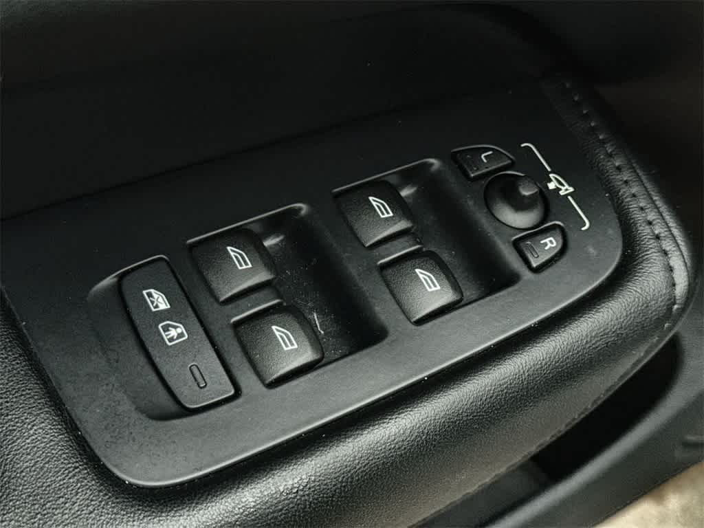 Thumbnail: 2023 Volvo XC60 - 23