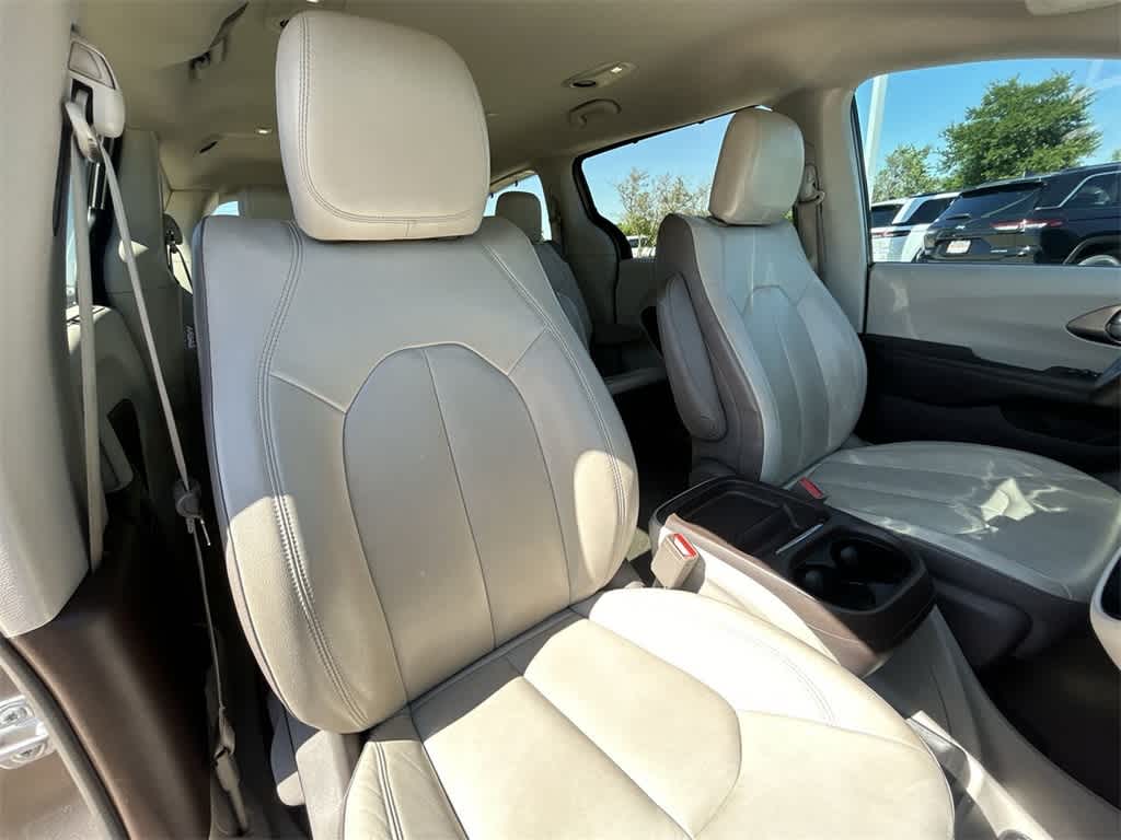 2017 Chrysler Pacifica Touring-L 14
