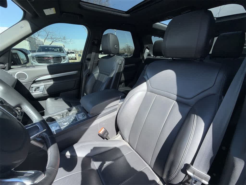 Thumbnail: 2020 Land Rover Discovery - 11