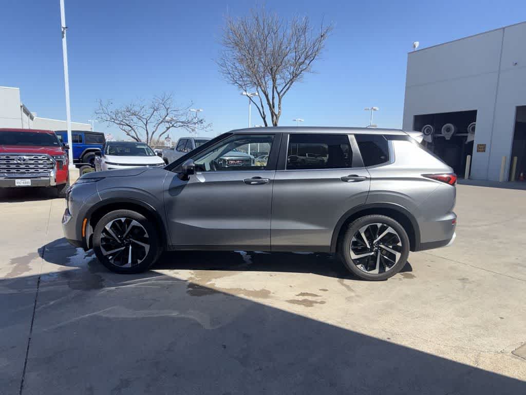 Thumbnail: 2024 Mitsubishi Outlander - 3