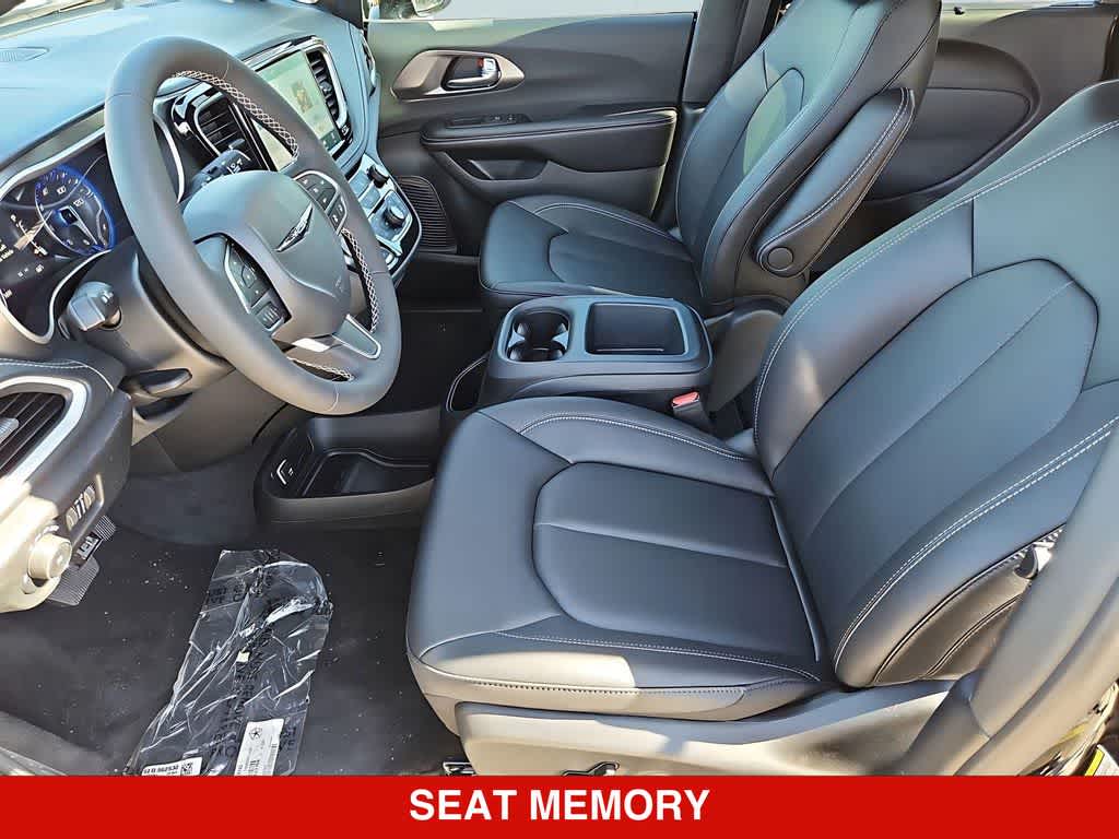 Thumbnail: 2026 Chrysler Pacifica - 17