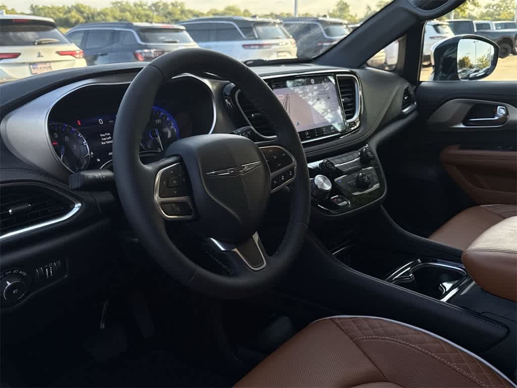 2024 Chrysler Pacifica Pinnacle photo 2