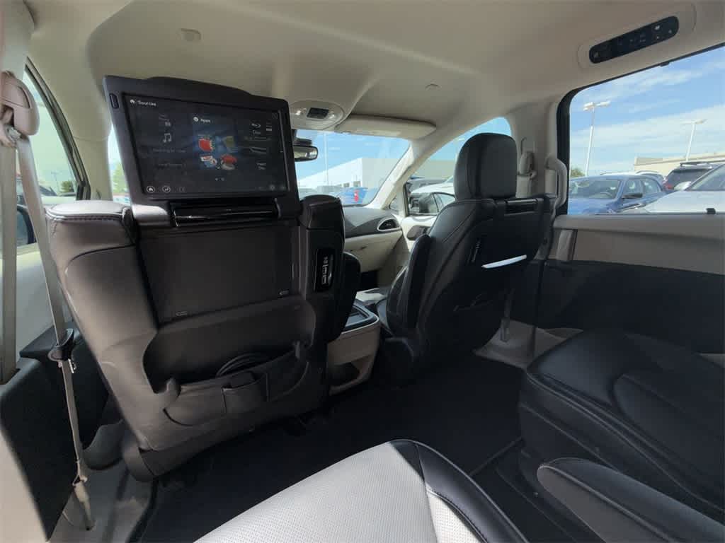 Thumbnail: 2017 Chrysler Pacifica - 12
